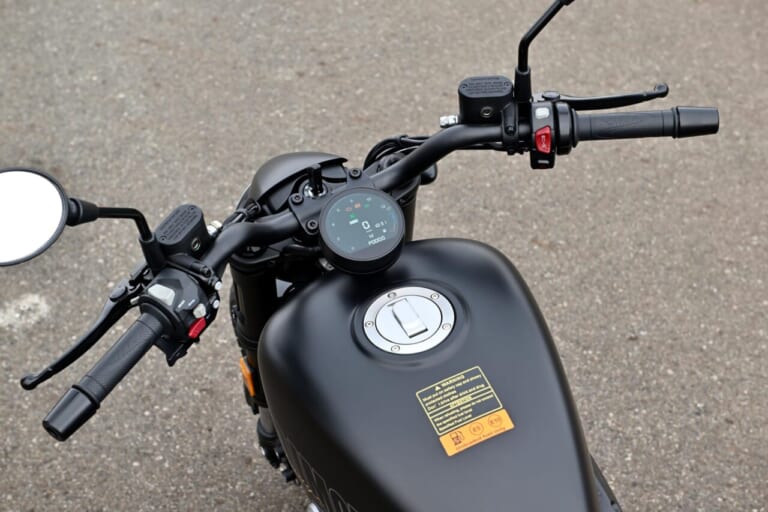 QJモーター｜SRV250A｜【新車試乗】「この見た目でオートマ?!」水冷Vツイン搭載の軽二輪クルーザー「QJMOTOR SRV250A」はクラス初『AMT』搭載【インプレッション】