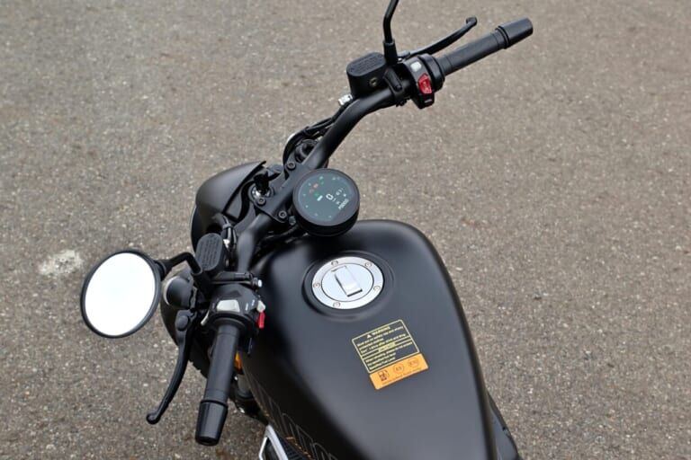 QJモーター|SRV250A|【新車試乗】「この見た目でオートマ?!」水冷Vツイン搭載の軽二輪クルーザー「QJMOTOR SRV250A」はクラス初『AMT』搭載【インプレッション】