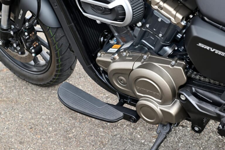 QJモーター｜SRV250A｜【新車試乗】「この見た目でオートマ?!」水冷Vツイン搭載の軽二輪クルーザー「QJMOTOR SRV250A」はクラス初『AMT』搭載【インプレッション】