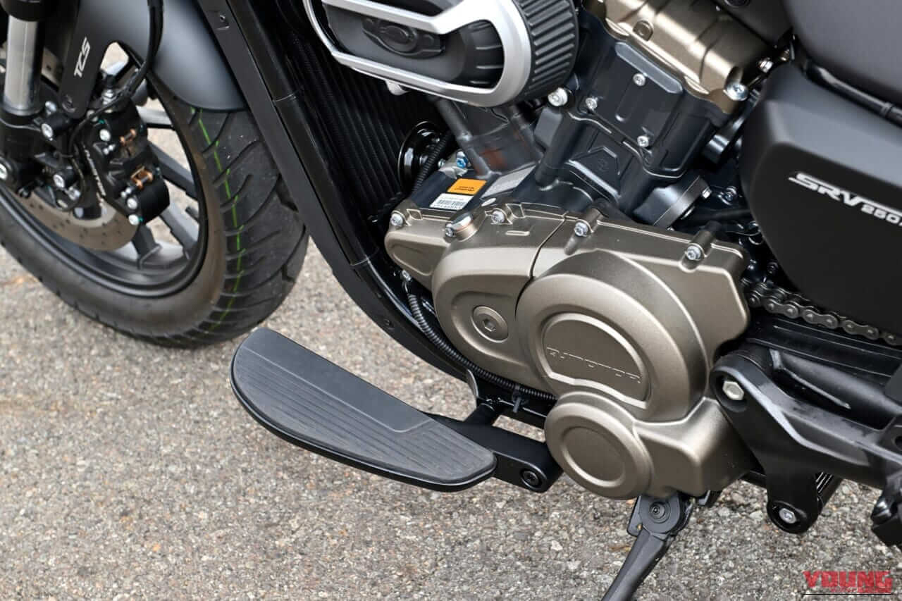 |【新車試乗】「この見た目でオートマ?!」水冷Vツイン搭載の軽二輪クルーザー「QJMOTOR SRV250A」はクラス初『AMT』搭載【インプレッション】
