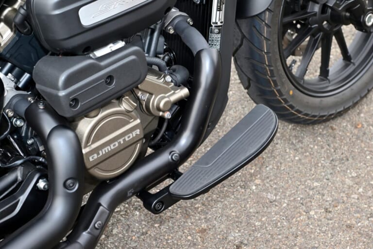 QJモーター｜SRV250A｜【新車試乗】「この見た目でオートマ?!」水冷Vツイン搭載の軽二輪クルーザー「QJMOTOR SRV250A」はクラス初『AMT』搭載【インプレッション】
