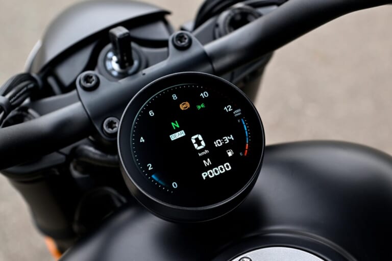 QJモーター|SRV250A|【新車試乗】「この見た目でオートマ?!」水冷Vツイン搭載の軽二輪クルーザー「QJMOTOR SRV250A」はクラス初『AMT』搭載【インプレッション】