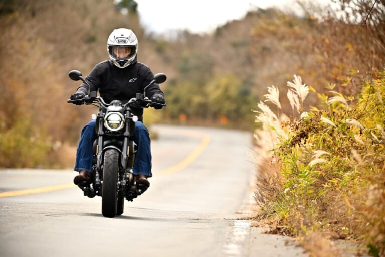 QJモーター|SRV250A|【新車試乗】「この見た目でオートマ?!」水冷Vツイン搭載の軽二輪クルーザー「QJMOTOR SRV250A」はクラス初『AMT』搭載【インプレッション】