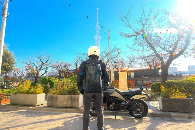 防水メッセンジャーバッグ｜突然の雨も怖くない!? ガンガンに入るツーリングに最強の相棒、ワークマンの「防水素材ロールトップリュック」なんと”2900円”で登場だ！