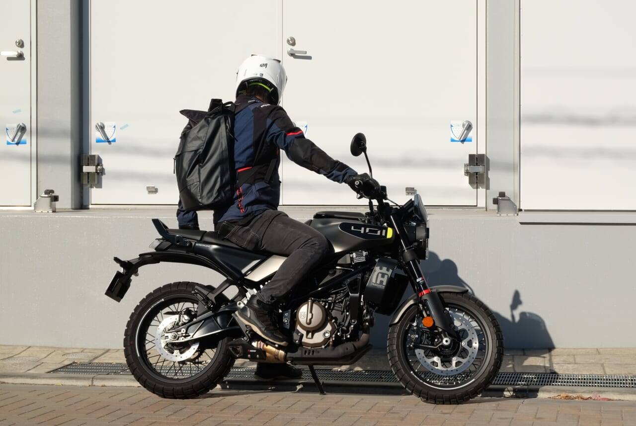 突然の雨も怖くない!? ガンガンに入るツーリングに最強の相棒、ワークマンの「防水素材ロールトップリュック」なんと”2900円”で登場だ！