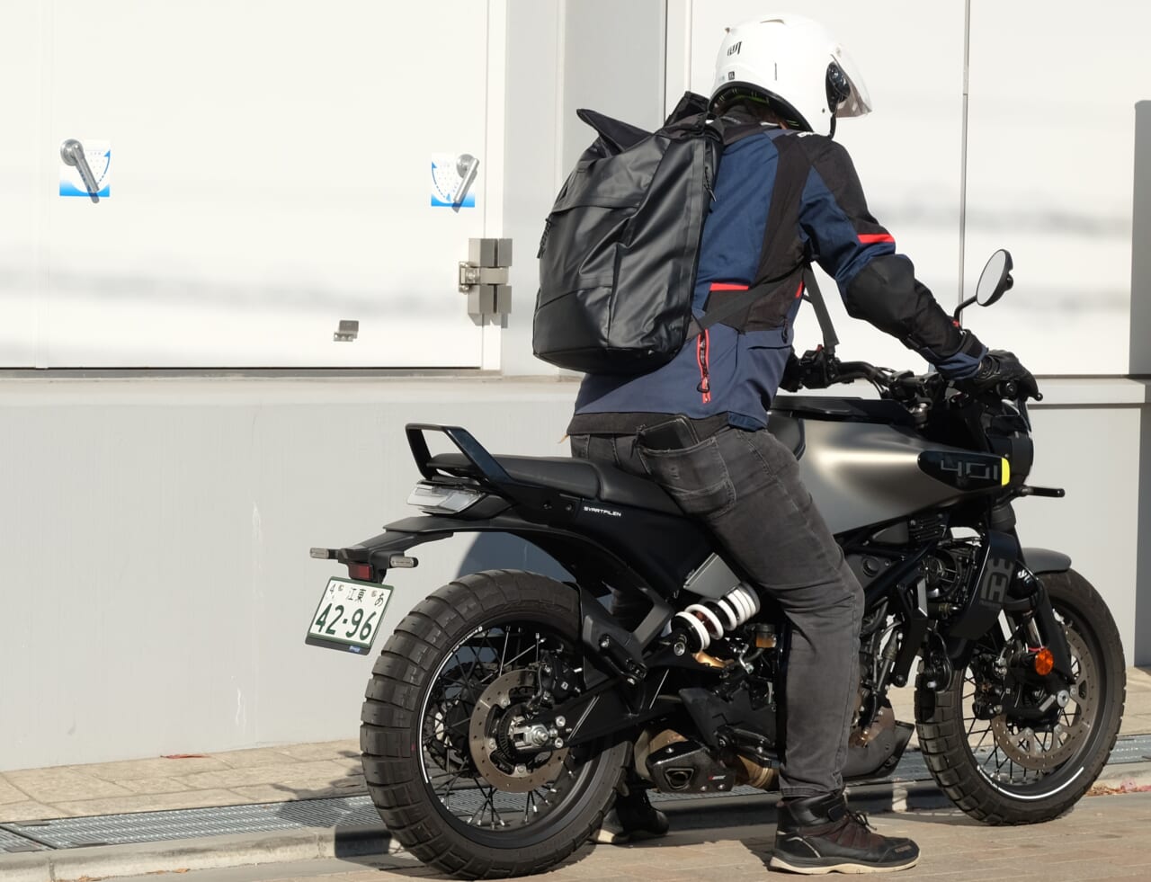 防水メッセンジャーバッグ｜突然の雨も怖くない!? ガンガンに入るツーリングに最強の相棒、ワークマンの「防水素材ロールトップリュック」なんと”2900円”で登場だ！