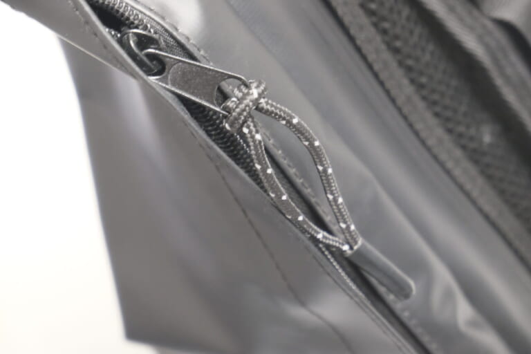 防水メッセンジャーバッグ｜突然の雨も怖くない!? ガンガンに入るツーリングに最強の相棒、ワークマンの「防水素材ロールトップリュック」なんと”2900円”で登場だ！