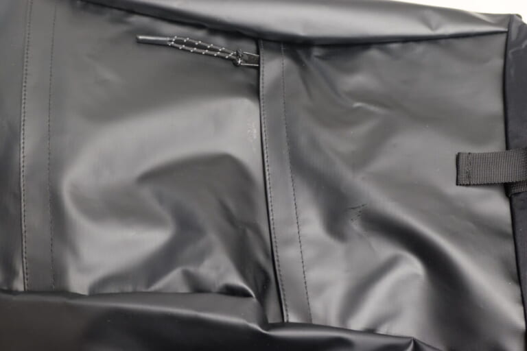 防水メッセンジャーバッグ｜突然の雨も怖くない!? ガンガンに入るツーリングに最強の相棒、ワークマンの「防水素材ロールトップリュック」なんと”2900円”で登場だ！