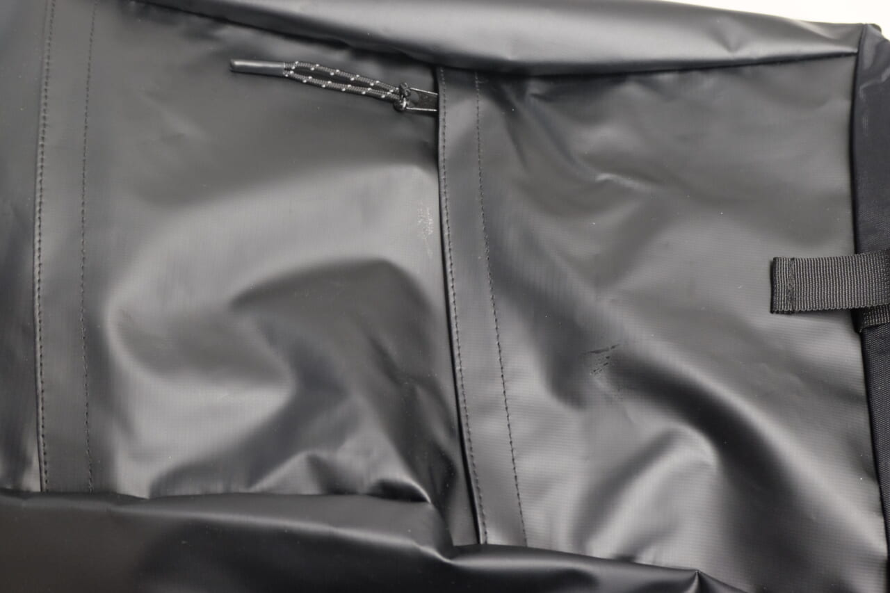 防水メッセンジャーバッグ｜突然の雨も怖くない!? ガンガンに入るツーリングに最強の相棒、ワークマンの「防水素材ロールトップリュック」なんと”2900円”で登場だ！