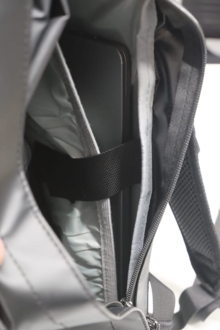 防水メッセンジャーバッグ｜突然の雨も怖くない!? ガンガンに入るツーリングに最強の相棒、ワークマンの「防水素材ロールトップリュック」なんと”2900円”で登場だ！