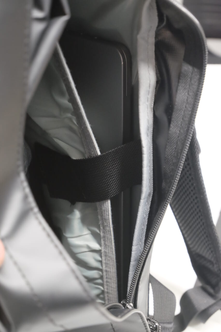 防水メッセンジャーバッグ｜突然の雨も怖くない!? ガンガンに入るツーリングに最強の相棒、ワークマンの「防水素材ロールトップリュック」なんと”2900円”で登場だ！