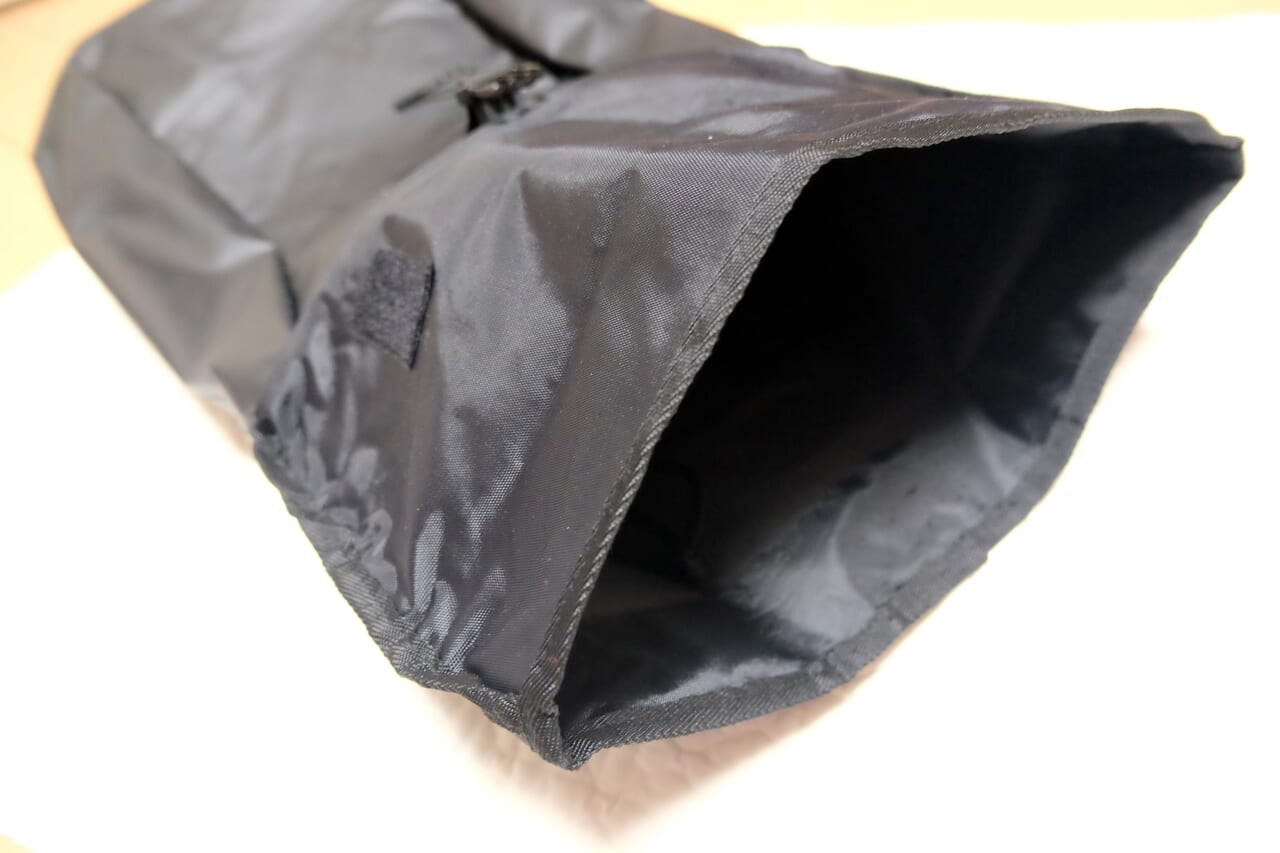 防水メッセンジャーバッグ｜突然の雨も怖くない!? ガンガンに入るツーリングに最強の相棒、ワークマンの「防水素材ロールトップリュック」なんと”2900円”で登場だ！