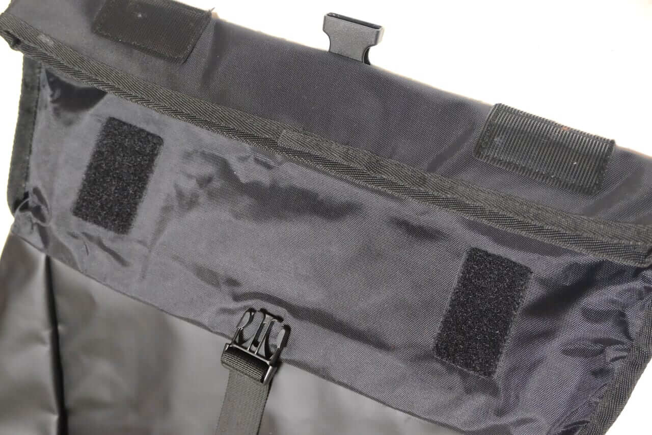 防水メッセンジャーバッグ｜突然の雨も怖くない!? ガンガンに入るツーリングに最強の相棒、ワークマンの「防水素材ロールトップリュック」なんと”2900円”で登場だ！