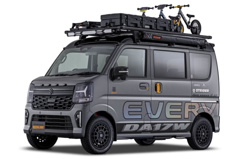 EVERY WAGON WANPAKU RIDER <参考出品車>｜ひと狩りいこうぜ！ モンハン仕様のスズキ「DR-Z4S」がオートサロンに見参──「ジムニー ノマド」とともに冒険心を刺激する！