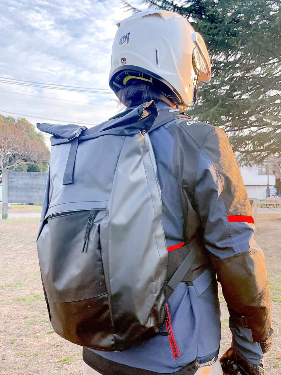 防水メッセンジャーバッグ｜突然の雨も怖くない!? ガンガンに入るツーリングに最強の相棒、ワークマンの「防水素材ロールトップリュック」なんと”2900円”で登場だ！