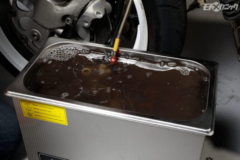 モトテック｜MTL-101｜真っ黒になった洗浄液｜プロの整備現場から生まれた洗浄剤「MTLプロメンテシリーズ」：超音波洗浄機用で人と環境に配慮した中性タイプ