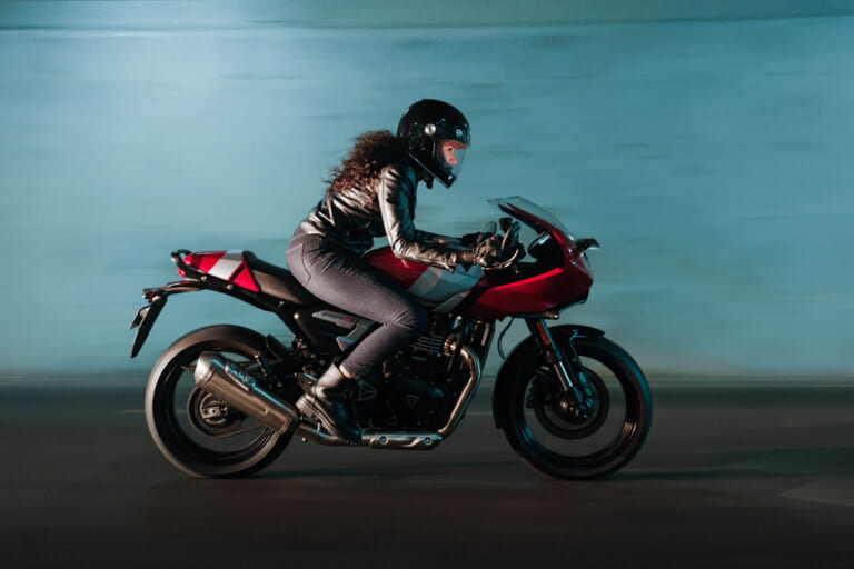 トライアンフスラクストン400|206年モデル|【普通二輪免許で乗れる】トライアンフ「スラクストン400」「トラッカー400」見参!! 本日より予約受付開始!