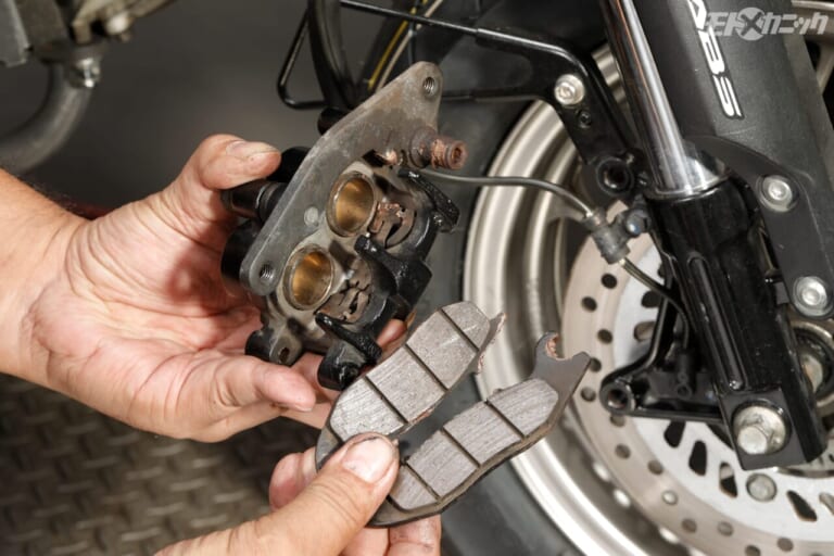 パパコーポレーション｜ディスクブレーキメンテナンス｜ブレーキパッド取り外し｜定期的なオイル交換とブレーキメンテはとても重要「常用高回転ユースの原付2種モデル」でメンテを実践!