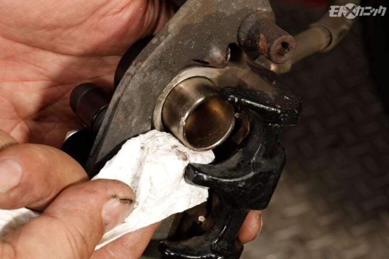 パパコーポレーション｜ディスクブレーキメンテナンス｜磨き｜定期的なオイル交換とブレーキメンテはとても重要「常用高回転ユースの原付2種モデル」でメンテを実践!