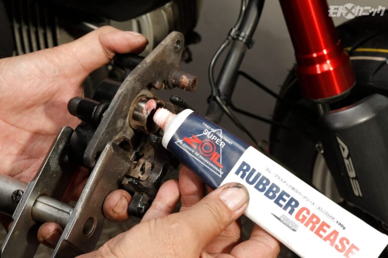 パパコーポレーション｜ディスクブレーキメンテナンス｜ラバーグリース塗布｜定期的なオイル交換とブレーキメンテはとても重要「常用高回転ユースの原付2種モデル」でメンテを実践!