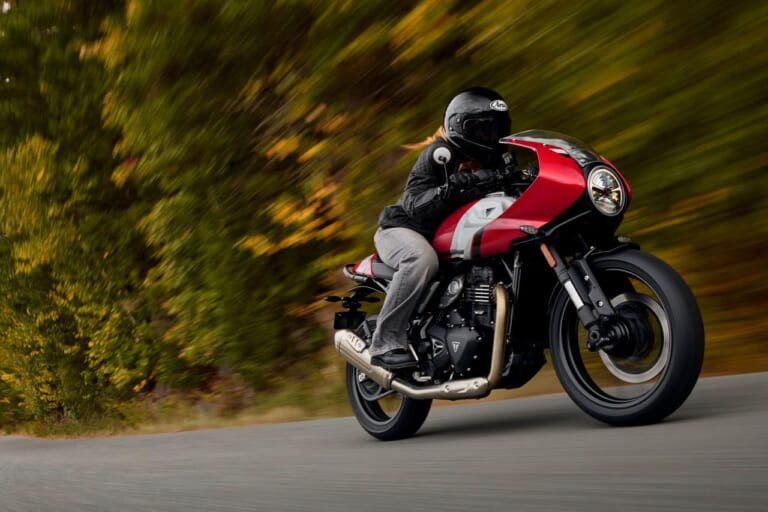 トライアンフスラクストン400｜206年モデル｜【普通二輪免許で乗れる】トライアンフ「スラクストン400」「トラッカー400」見参!! 本日より予約受付開始！