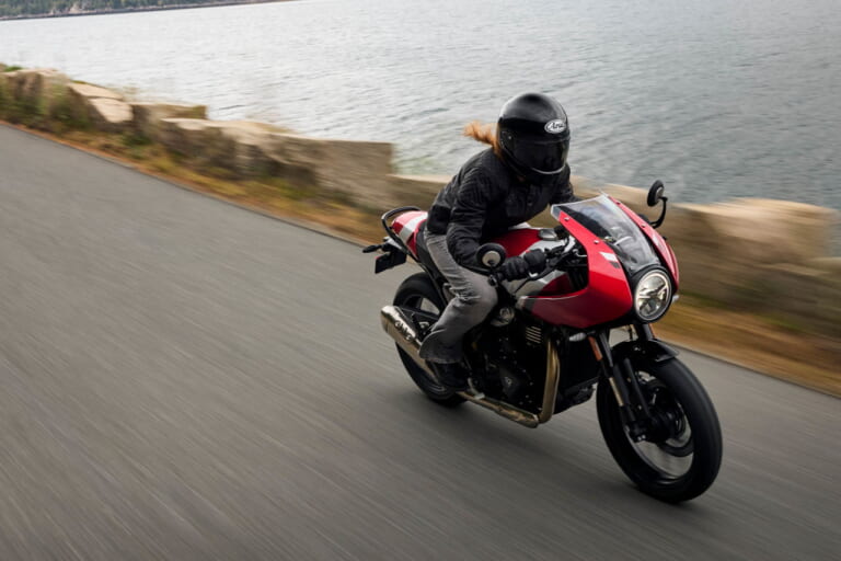 トライアンフスラクストン400|206年モデル|【普通二輪免許で乗れる】トライアンフ「スラクストン400」「トラッカー400」見参!! 本日より予約受付開始!