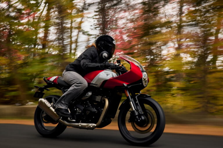 トライアンフスラクストン400|206年モデル|【普通二輪免許で乗れる】トライアンフ「スラクストン400」「トラッカー400」見参!! 本日より予約受付開始!