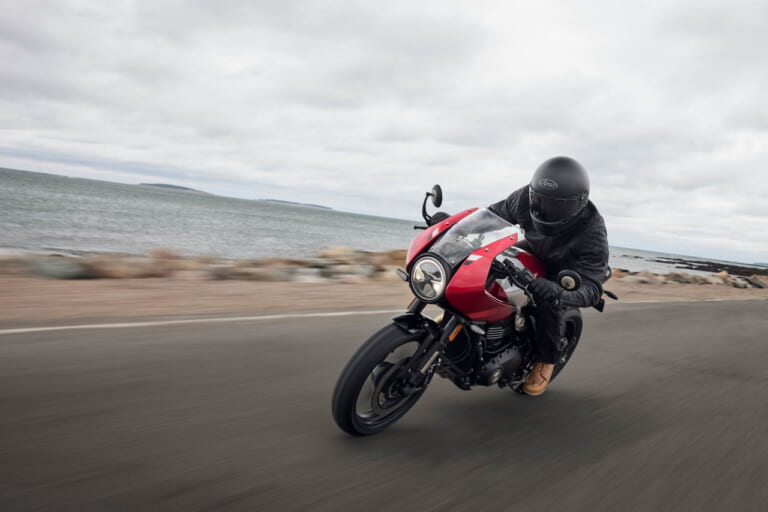 トライアンフスラクストン400|206年モデル|【普通二輪免許で乗れる】トライアンフ「スラクストン400」「トラッカー400」見参!! 本日より予約受付開始!