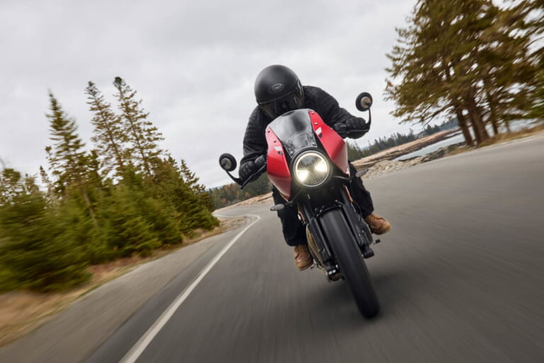 トライアンフスラクストン400｜206年モデル｜【普通二輪免許で乗れる】トライアンフ「スラクストン400」「トラッカー400」見参!! 本日より予約受付開始！