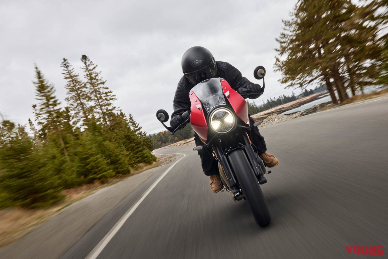 トライアンフスラクストン400|206年モデル|【普通二輪免許で乗れる】トライアンフ「スラクストン400」「トラッカー400」見参!! 本日より予約受付開始!