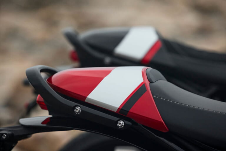 トライアンフスラクストン400｜206年モデル｜【普通二輪免許で乗れる】トライアンフ「スラクストン400」「トラッカー400」見参!! 本日より予約受付開始！