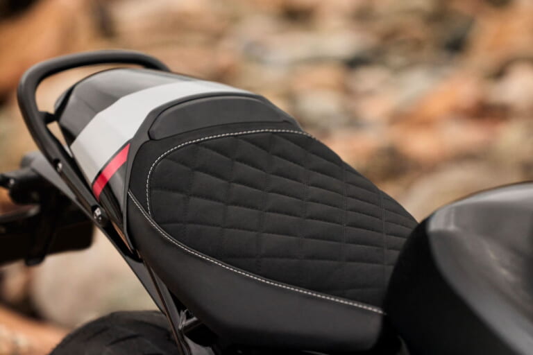 トライアンフスラクストン400|206年モデル|【普通二輪免許で乗れる】トライアンフ「スラクストン400」「トラッカー400」見参!! 本日より予約受付開始!