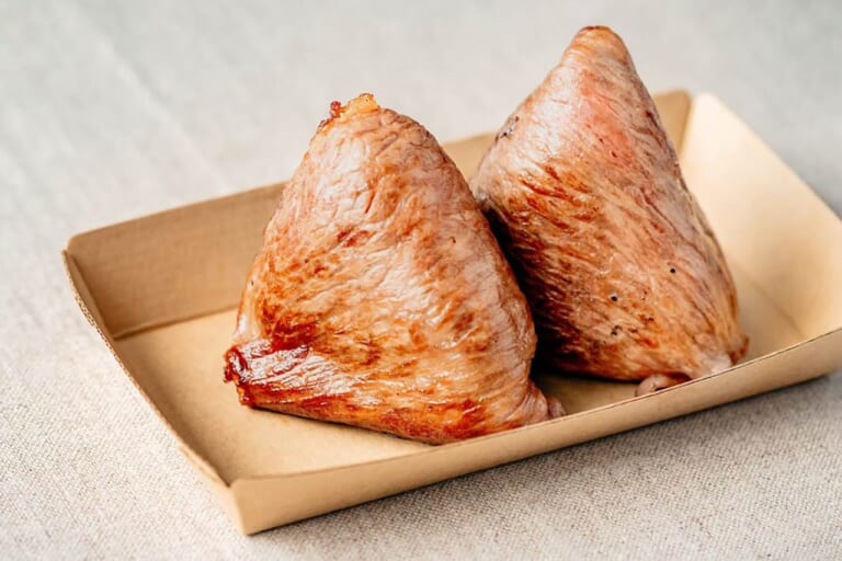 【淡路和牛肉巻きおむすび】兵庫県:道の駅うずしお(にぎり飯 ぎゅっと)|年末年始の帰省時に食べたい道の駅グルメ! 「道-1グランプリ」出場グルメを味わって2026年へ向けて心身ともにチャージだっ!