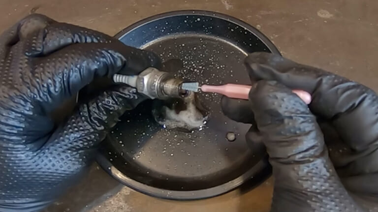 【DIY整備の裏技】もっと奥まで! "一歩踏み込んだ"スパークプラグの掃除方法教えます|【DIY整備の裏技】そのスパークプラグ清掃じゃ不十分! “一歩踏み込んだ”掃除方法教えます