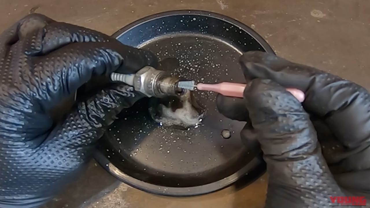 【DIY整備の裏技】もっと奥まで! "一歩踏み込んだ"スパークプラグの掃除方法教えます|【DIY整備の裏技】そのスパークプラグ清掃じゃ不十分! “一歩踏み込んだ”掃除方法教えます