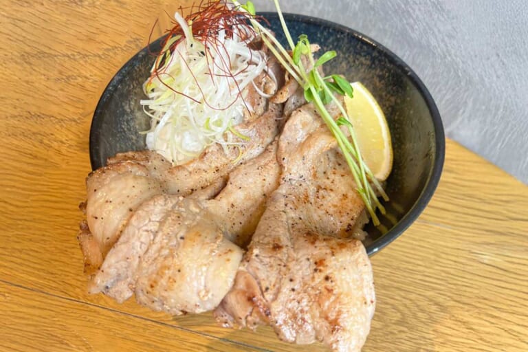 【福井ポークの豚バラ丼】福井県：道の駅南えちぜん山海里｜年末年始の帰省時に食べたい道の駅グルメ! 「道-1グランプリ」出場グルメを味わって2026年へ向けて心身ともにチャージだっ!