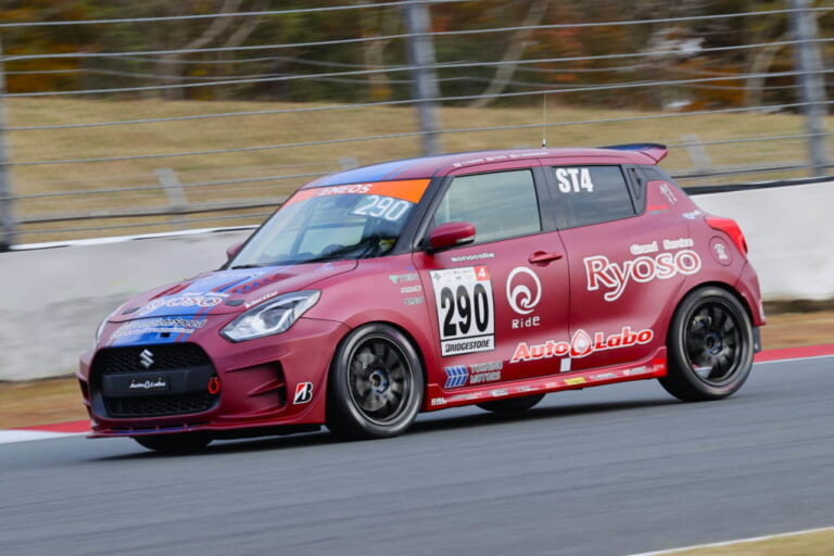 スイフトスポーツ スーパー耐久レース仕様 <参考展示>|ひと狩りいこうぜ! モンハン仕様のスズキ「DR-Z4S」がオートサロンに見参──「ジムニー ノマド」とともに冒険心を刺激する!