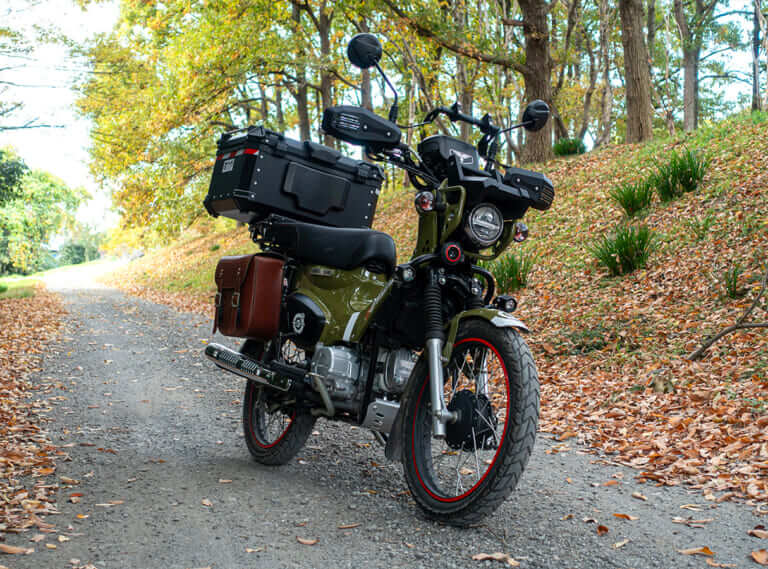 【カスタム】クロスカブ110の”顔”が激変! 3Dプリンタ製キット「ダインギア ヘッドアーマー」でタフさを極めろ|【カスタム】ホンダ(HONDA)クロスカブ110の”顔”が激変! 3Dプリンタ製キット「ダインギア ヘッドアーマー」でタフさを極めろ