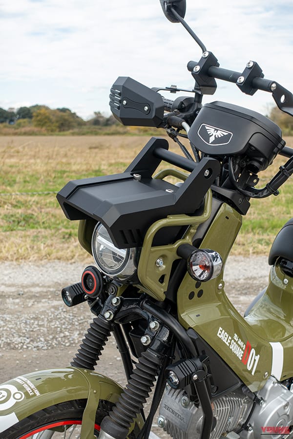 【カスタム】クロスカブ110の”顔”が激変！ 3Dプリンタ製キット「ダインギア ヘッドアーマー」でタフさを極めろ｜【カスタム】ホンダ(HONDA)クロスカブ110の”顔”が激変！ 3Dプリンタ製キット「ダインギア ヘッドアーマー」でタフさを極めろ