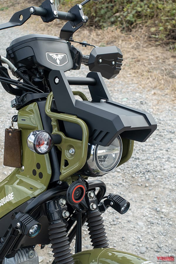 【カスタム】クロスカブ110の”顔”が激変！ 3Dプリンタ製キット「ダインギア ヘッドアーマー」でタフさを極めろ｜【カスタム】ホンダ(HONDA)クロスカブ110の”顔”が激変！ 3Dプリンタ製キット「ダインギア ヘッドアーマー」でタフさを極めろ