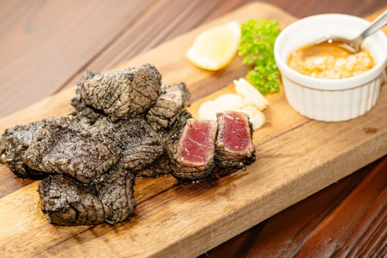 【ゴロゴロ肉鰹の炭火焼き】宮崎県:道の駅きたごう(かつを専門店)|年末年始の帰省時に食べたい道の駅グルメ! 「道-1グランプリ」出場グルメを味わって2026年へ向けて心身ともにチャージだっ!