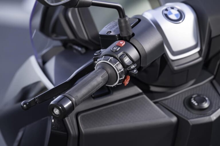 モトラッドミツオカ滋賀|C400GT|ハンドル|レンタルBMWで琵琶湖をぐるりと一周。オープンから3年目となるモトラッドミツオカ滋賀の新たな観光提案