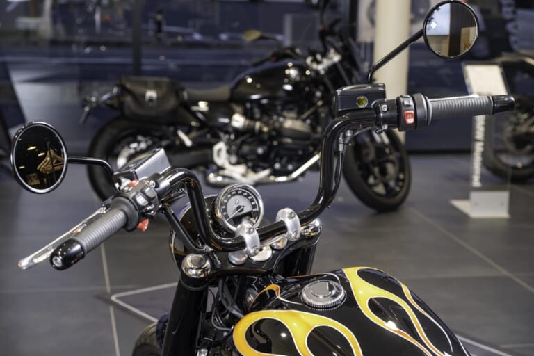 モトラッドミツオカ滋賀|R18カスタム車|ハンドル|レンタルBMWで琵琶湖をぐるりと一周。オープンから3年目となるモトラッドミツオカ滋賀の新たな観光提案