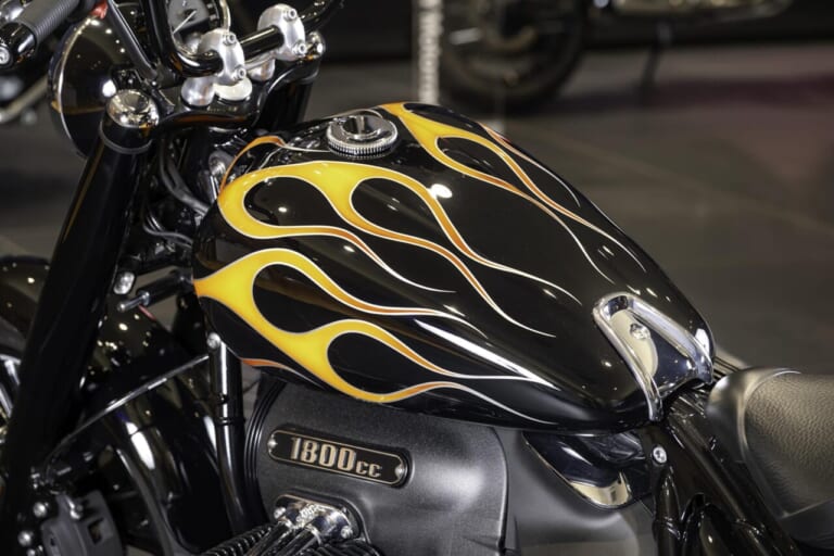 モトラッドミツオカ滋賀|R18カスタム車|タンク|レンタルBMWで琵琶湖をぐるりと一周。オープンから3年目となるモトラッドミツオカ滋賀の新たな観光提案