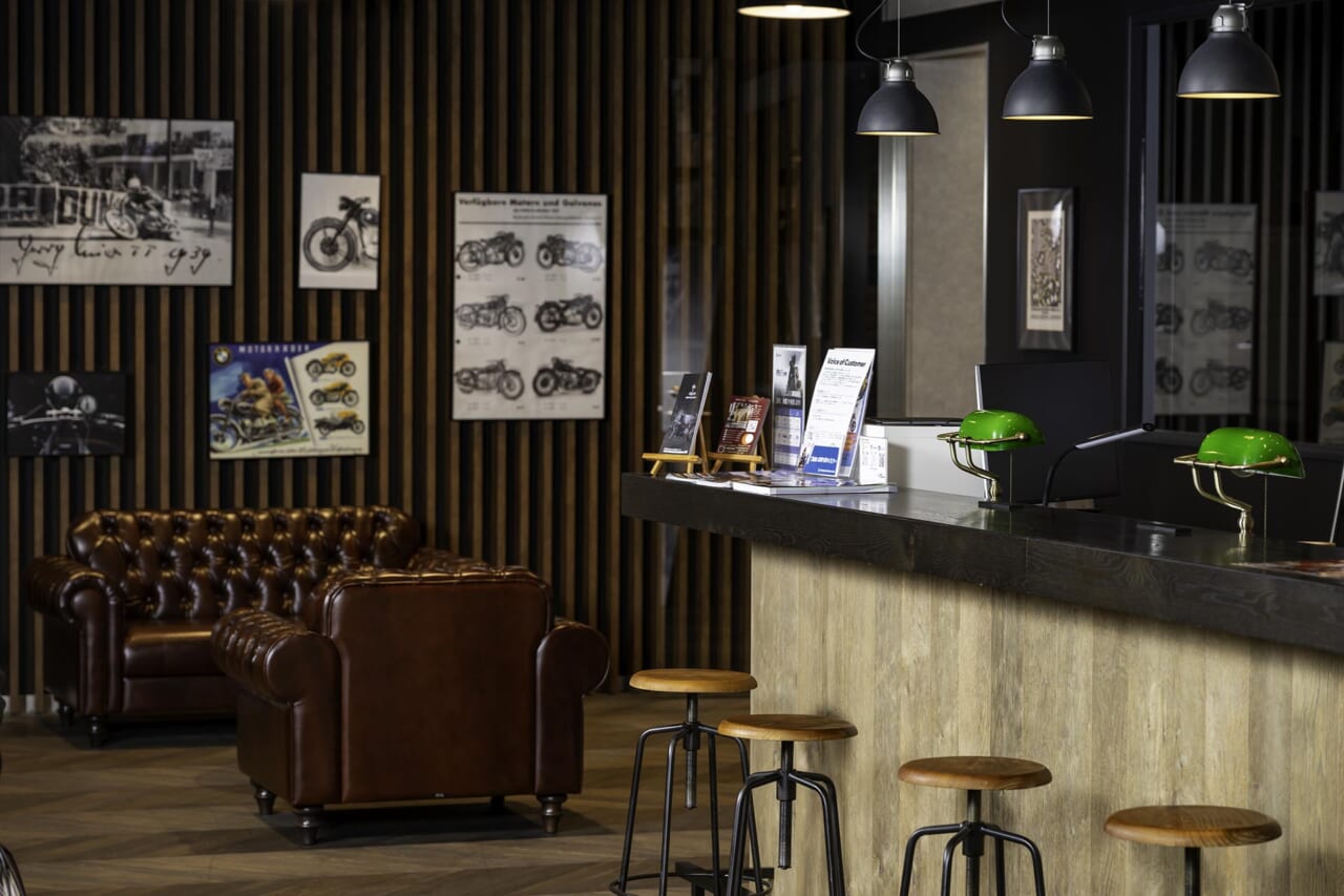 モトラッドミツオカ滋賀|店内カウンター|レンタルBMWで琵琶湖をぐるりと一周。オープンから3年目となるモトラッドミツオカ滋賀の新たな観光提案