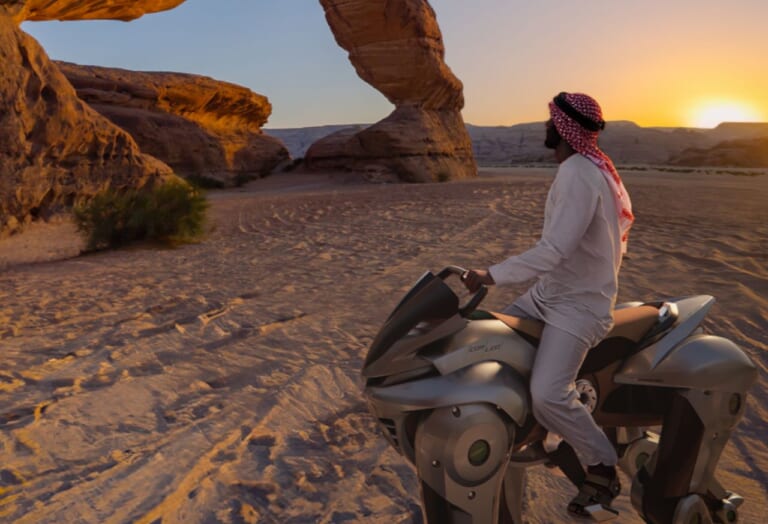 2035年に市販化!? カワサキの4脚バイク「CORLEO」開発着手。2ストローク水素エンジンの夢が現実になる｜2035年に市販化!? カワサキの4脚バイク「CORLEO」開発着手。2ストロークターボ水素エンジンの夢が現実になる