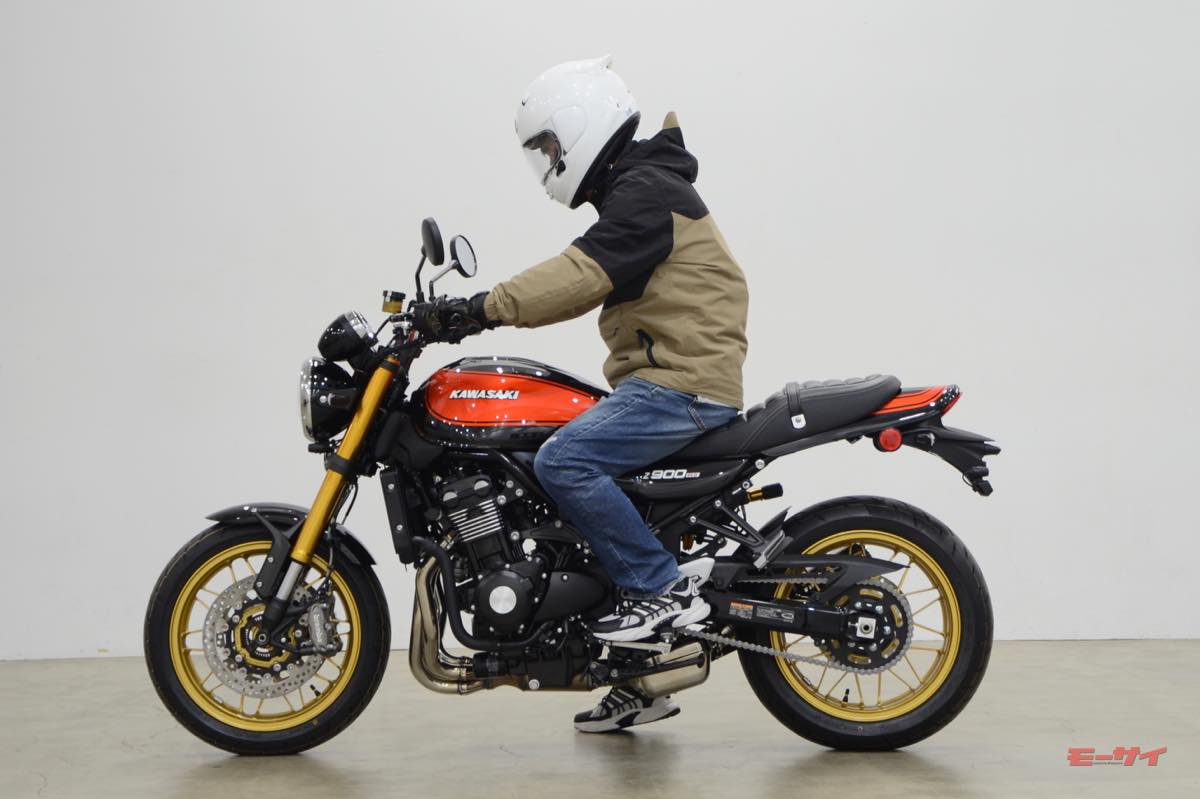 カワサキ｜Z900RS SE｜2026年モデル｜【足着き性はどれがいい？】カワサキ新型Z900RS／Z900RSカフェ／Z1100SE撮影会に潜入＆ライポジ速攻確認！