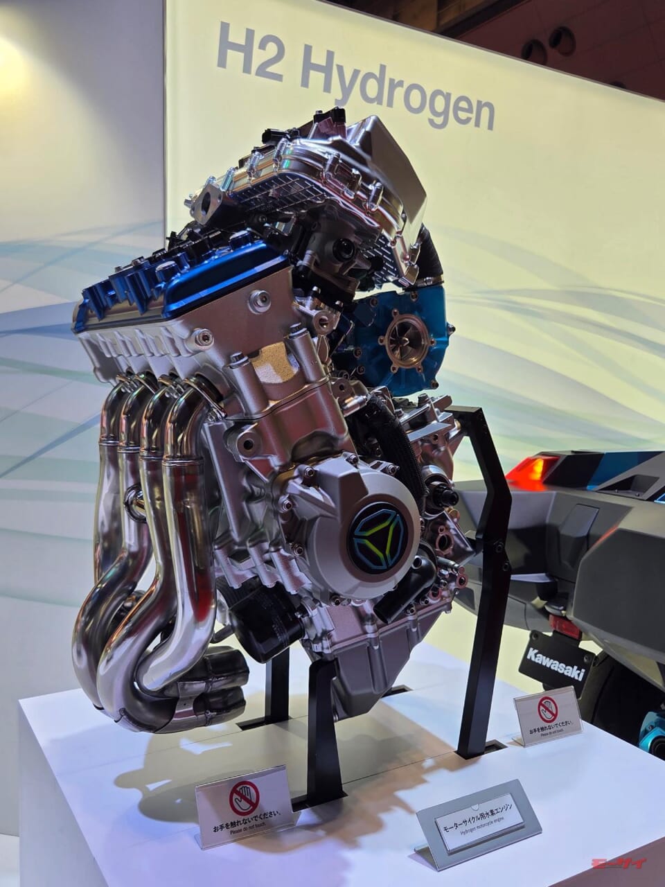 |近未来ニンジャ! カワサキの【水素エンジンモーターサイクル】ジャパンモビリティショー2025でも公開走行!