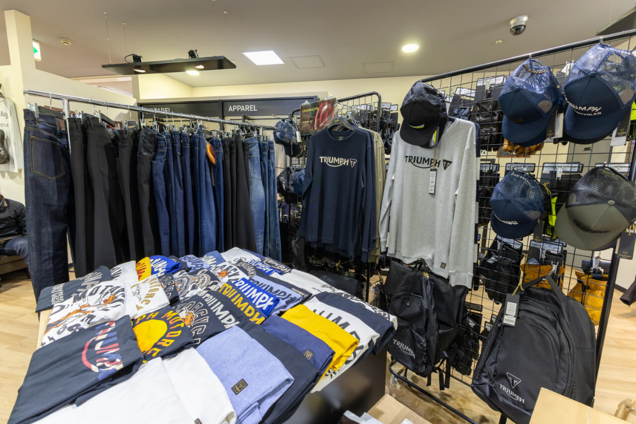 トライアンフ正規ディーラー「横浜港北」のウェア｜「トライアンフが気になりはじめたら」【正規ディーラー中古車】のメリットを解説