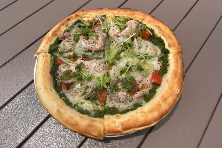 【大和茶ピッツァ】奈良県：道の駅クロスウェイなかまち(なかまちキッチン)｜年末年始の帰省時に食べたい道の駅グルメ! 「道-1グランプリ」出場グルメを味わって2026年へ向けて心身ともにチャージだっ!